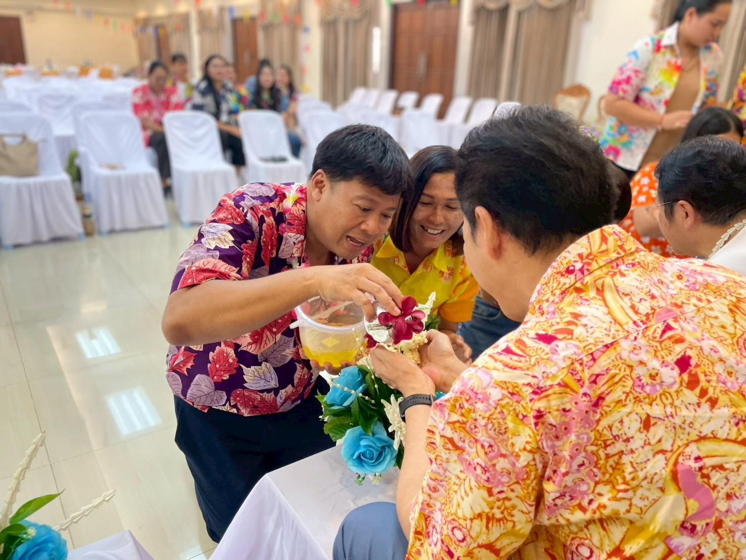 345. วันที่ 26 เมษายน 2568 สาขาการบริหารการศึกษา ได้จัดกิจกรรมรดน้ำดำหัวคณาจารย์ระดับบัณฑิตศึกษา ประจำสาขาการบริหารการศึกษา ณ ห้องประชุมครุร่มสัก 1 ชั้น 3 อาคารคณะครุศาสตร์